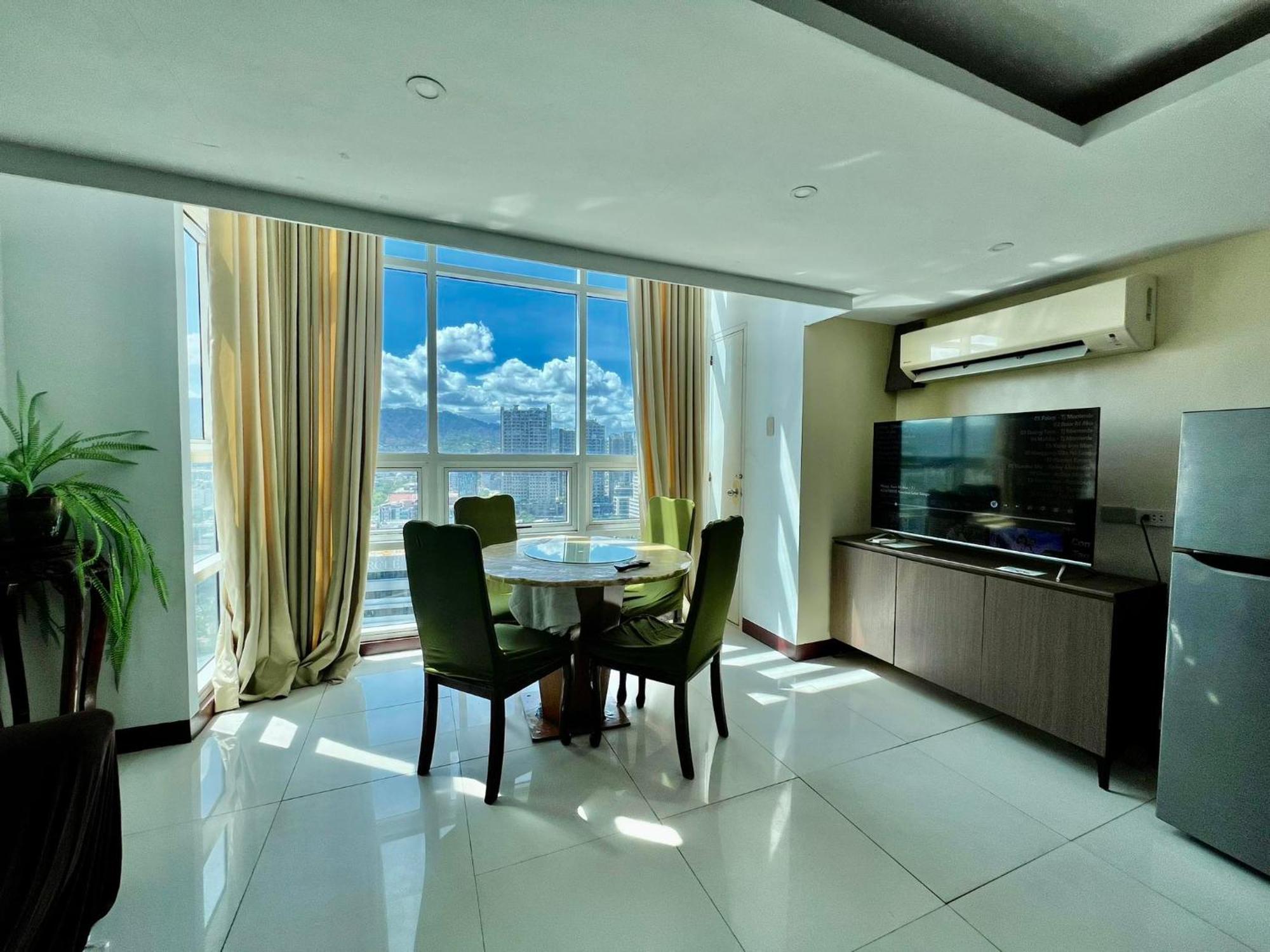 2 Bedroom Condo Unit With City And Mountain View セブ市 エクステリア 写真